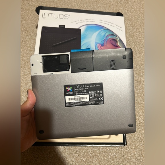 Wacom Intuos Pen & Touch Small + Bamboo Stylus - Picture 3 of 6